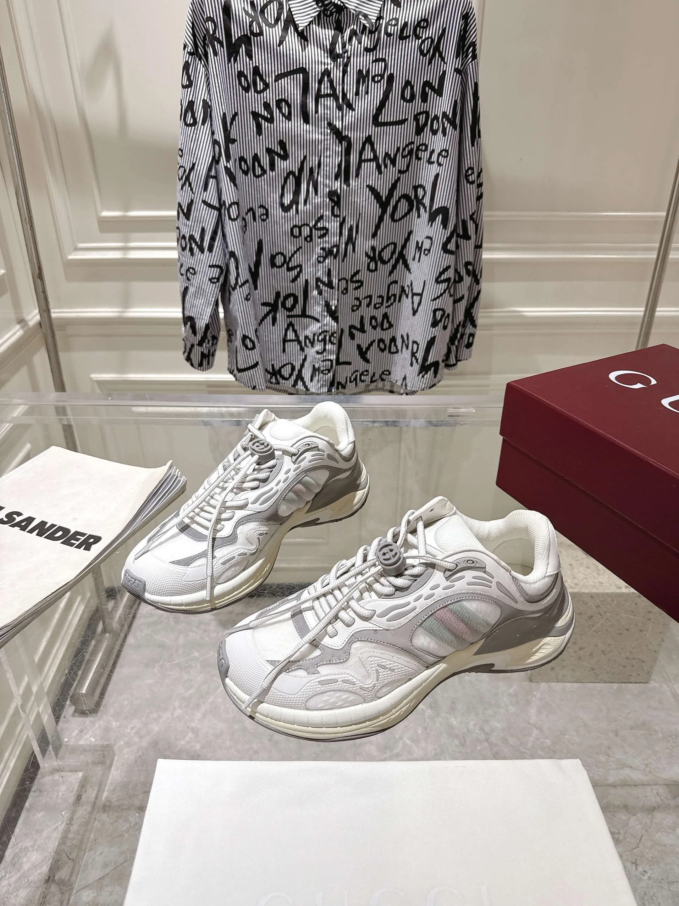 👟👟Ex-factory price 980👟👟Upgraded version with airplane case Gucci Gucci 25ss hot new style couple style retro sports shoes dad shoes This Gucci 2.0 reinterprets the brand's iconic striped webbing elements. This new interpretation of iconic details uses EVA thick soles with a smart silhouette, bringing a stable and comfortable wearing experience. Delivered in exquisite packaging. Fabric: Made of original imported cowhide/technical fabric. Inner foot pad: Breathable mesh. Heel height: 4cm. Sole: Original customized ultra-light foam rubber outsole. Size: 35-45 (women's size 40, men's size 45, custom-made, non-returnable)